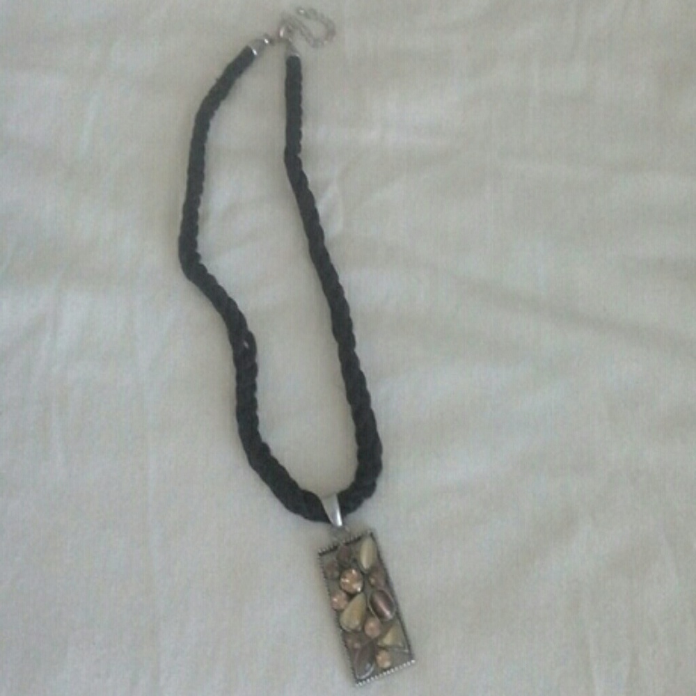Ladies necklace with pendant